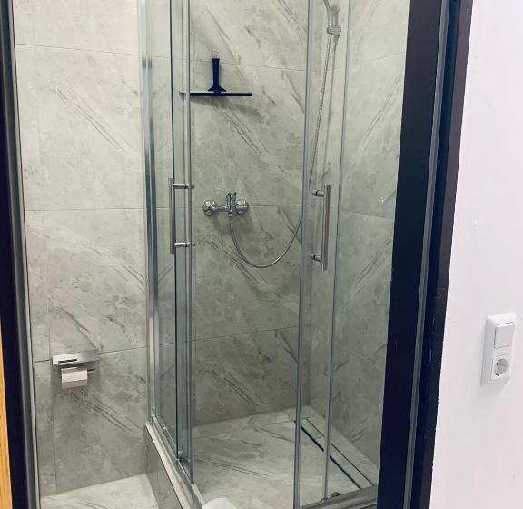 标准单人间, Royal