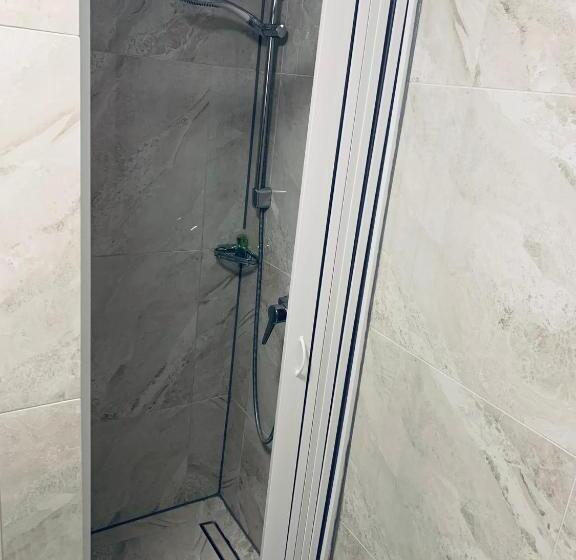 标准单人间, Royal