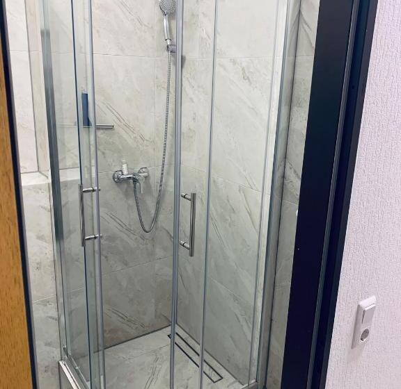 标准单人间, Royal