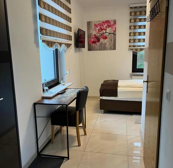 标准单人间, Royal