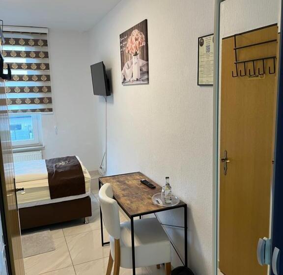 标准单人间, Royal