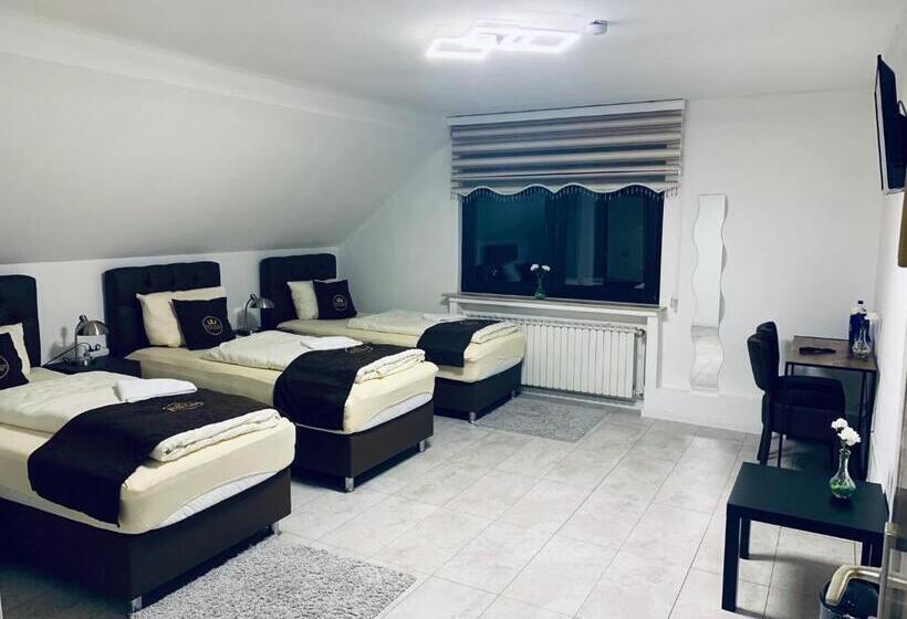 标准三人间外部浴室, Royal