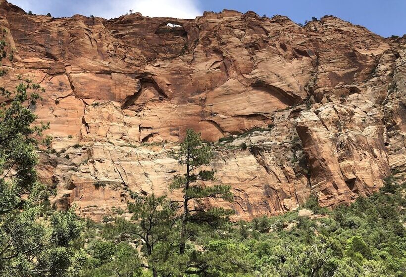 جناح ديلوكس, Zion Cliff Lodge