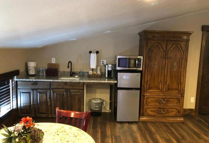 جناح سرير كينج, Zion Cliff Lodge