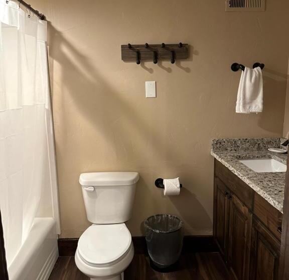 جناح مزوَّد بشرفة, Zion Cliff Lodge