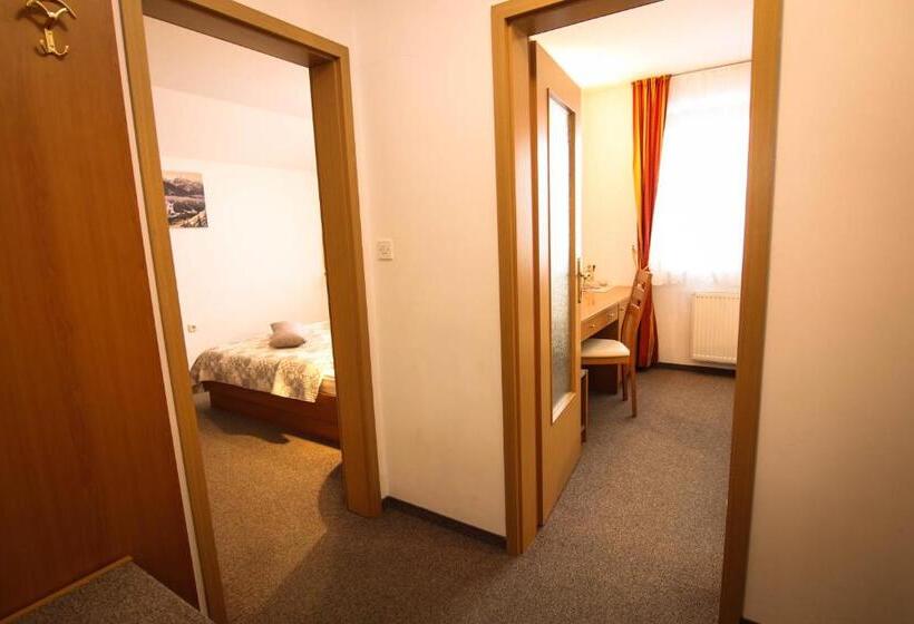 اتاق خانوادگی, B&b Brezov Gaj