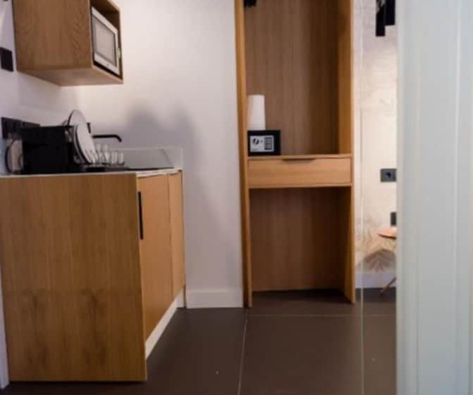 اتاق سوپریور, Welldone Quality  Crystal Pool