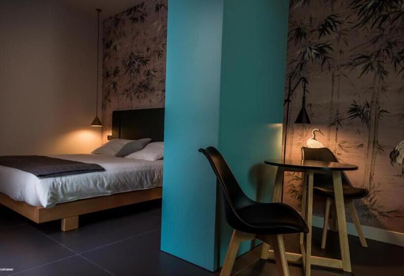 اتاق سوپریور, Welldone Quality  Crystal Pool