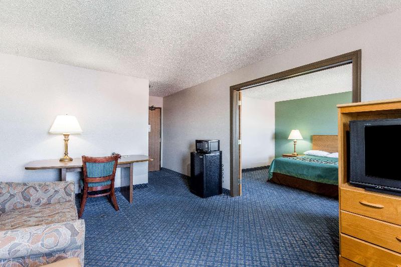 キングサイズベッドのスイートルーム, Super 8 By Wyndham Richmond Midlothian Turnpike