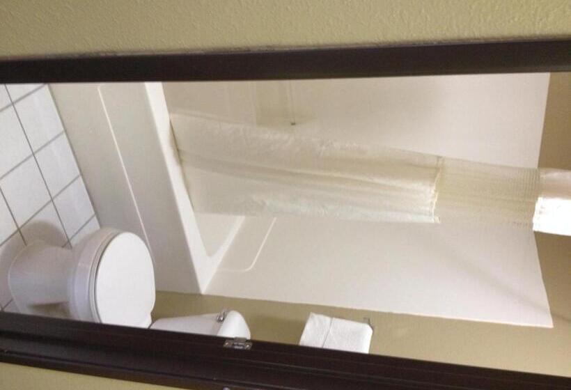 Büyük Çift Kişilik Yataklı Delüks Oda, Super 8 By Wyndham Olney