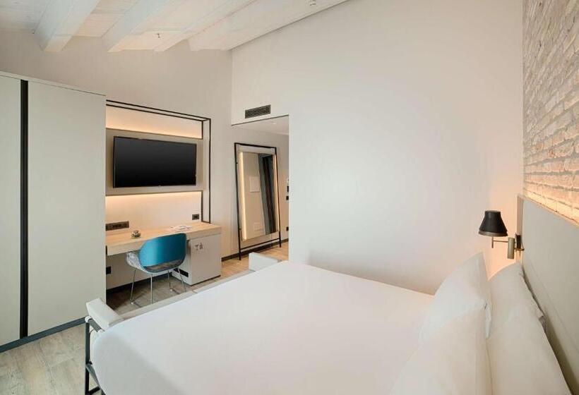 可看到停车场的高级间, NH Collection Murano Villa