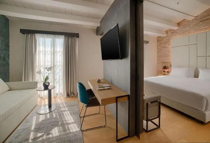 Suite with lake view, NH Collection Murano Villa