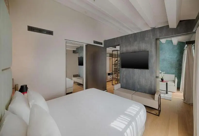Suite with lake view, NH Collection Murano Villa