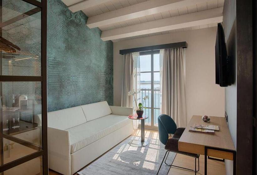 Suite with lake view, NH Collection Murano Villa