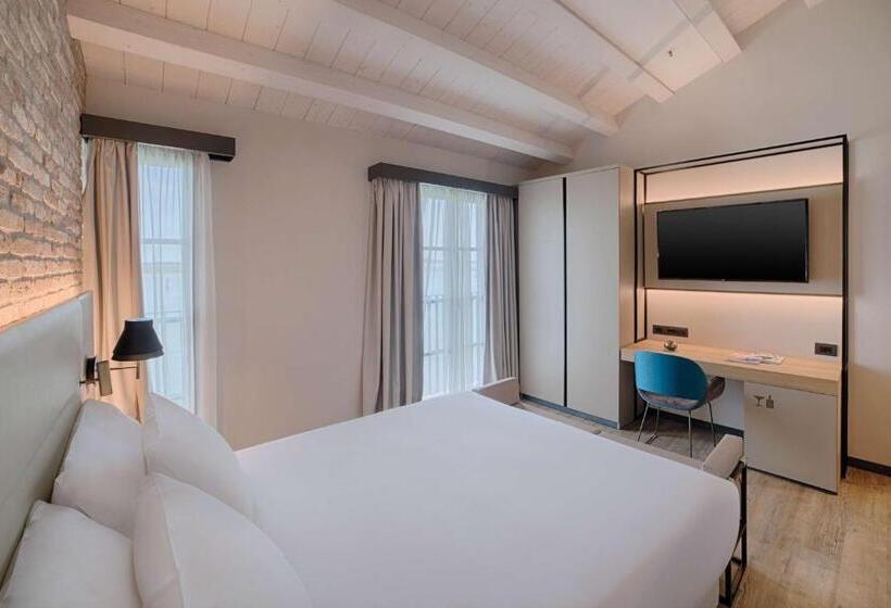 Suite with lake view, NH Collection Murano Villa