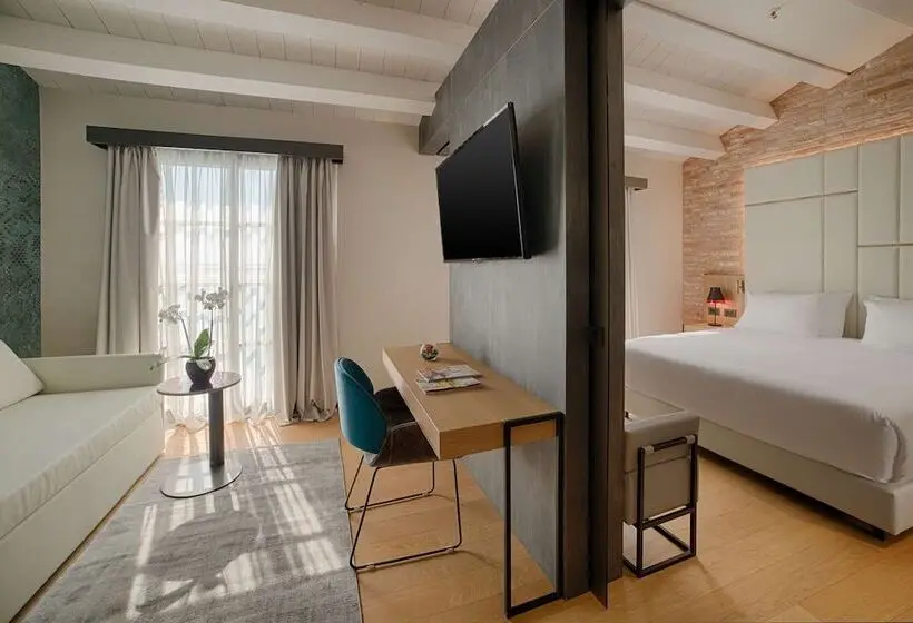 Suite with lake view, NH Collection Murano Villa