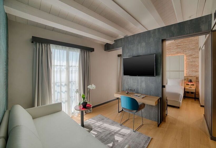 Suite with lake view, NH Collection Murano Villa