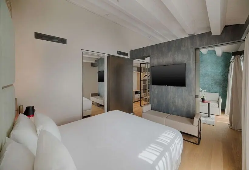 Suite with lake view, NH Collection Murano Villa
