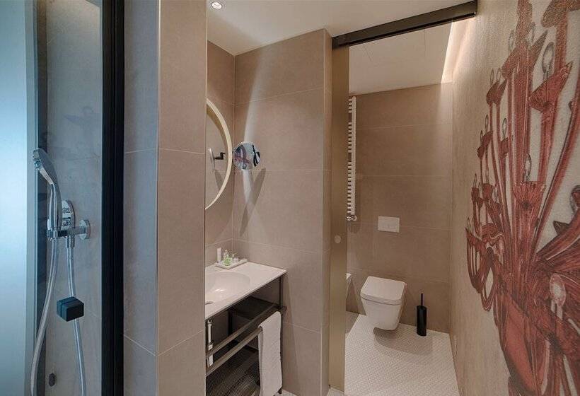 Suite with lake view, NH Collection Murano Villa