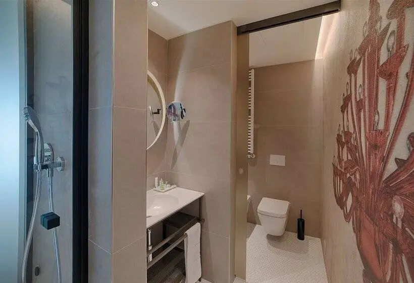 Suite with lake view, NH Collection Murano Villa
