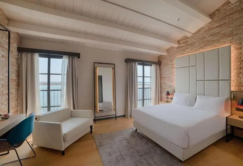 Suite with lake view, NH Collection Murano Villa