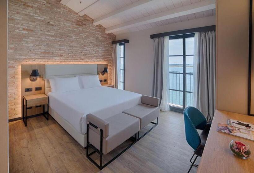 Suite with lake view, NH Collection Murano Villa