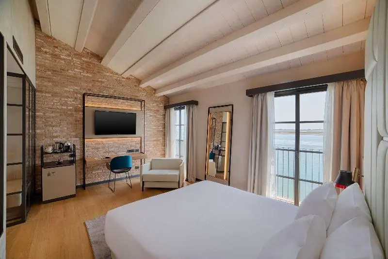 Suite with lake view, NH Collection Murano Villa