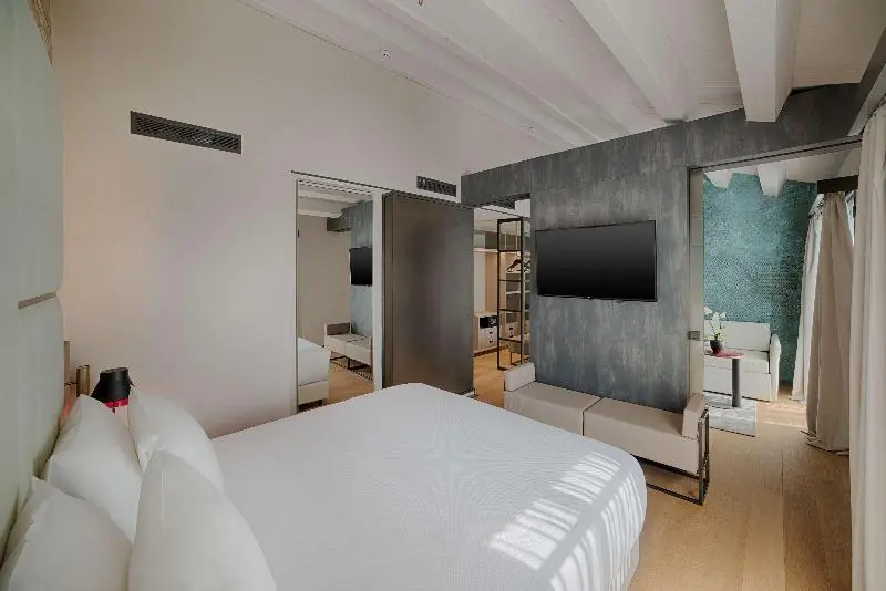 Suite with lake view, NH Collection Murano Villa