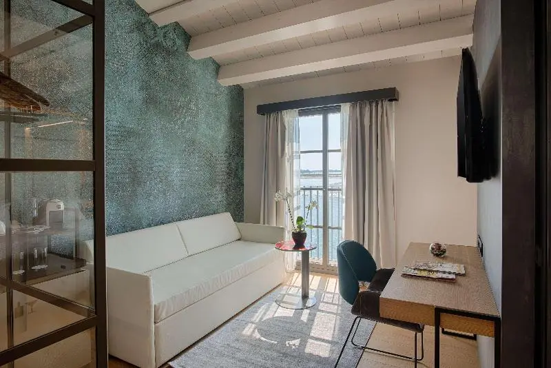 Suite with lake view, NH Collection Murano Villa