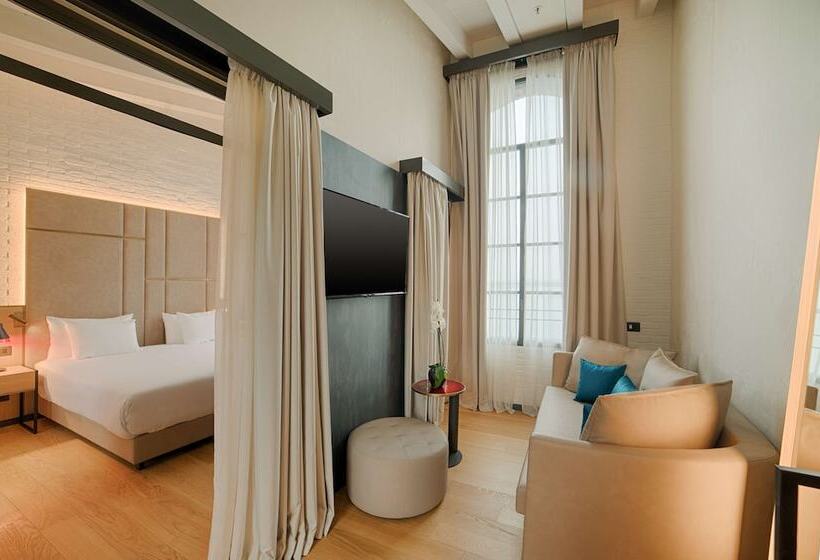 Suite with lake view, NH Collection Murano Villa