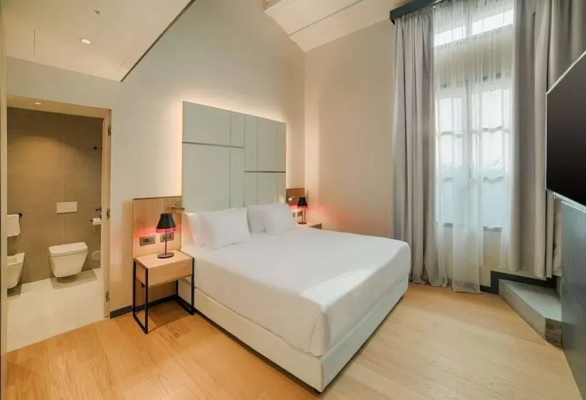 Suite with lake view, NH Collection Murano Villa