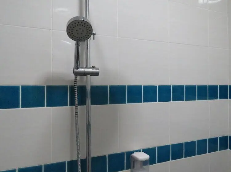 اتاق خانوادگی, Gm Motel