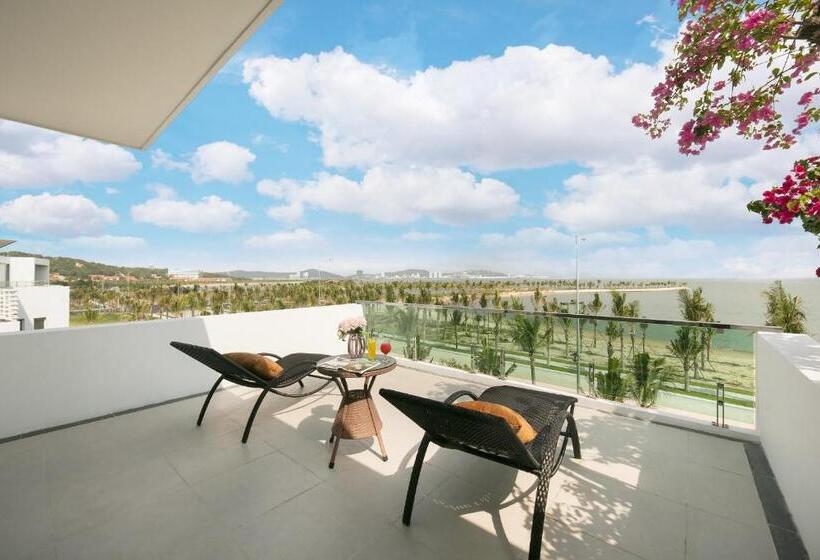 اتاق خانوادگی, Tuan Chau Kingly Villa