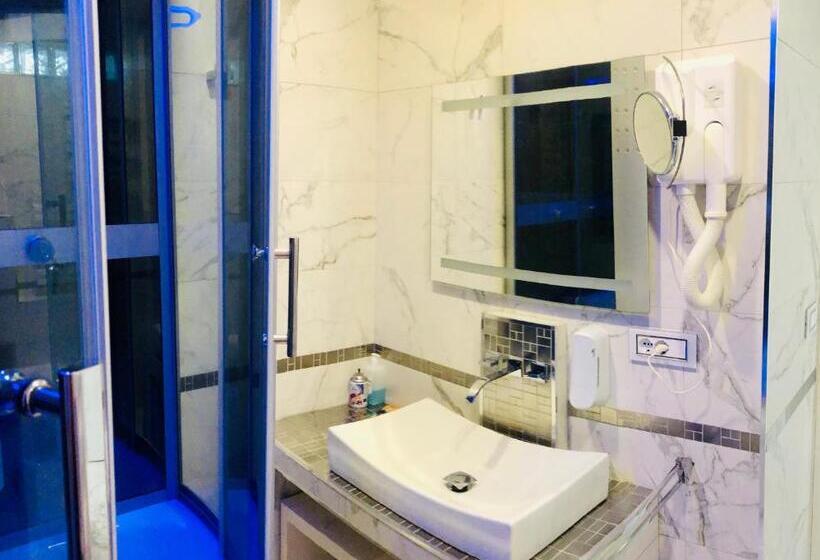 اتاق استاندارد با وان آب گرم, Parisa Suite
