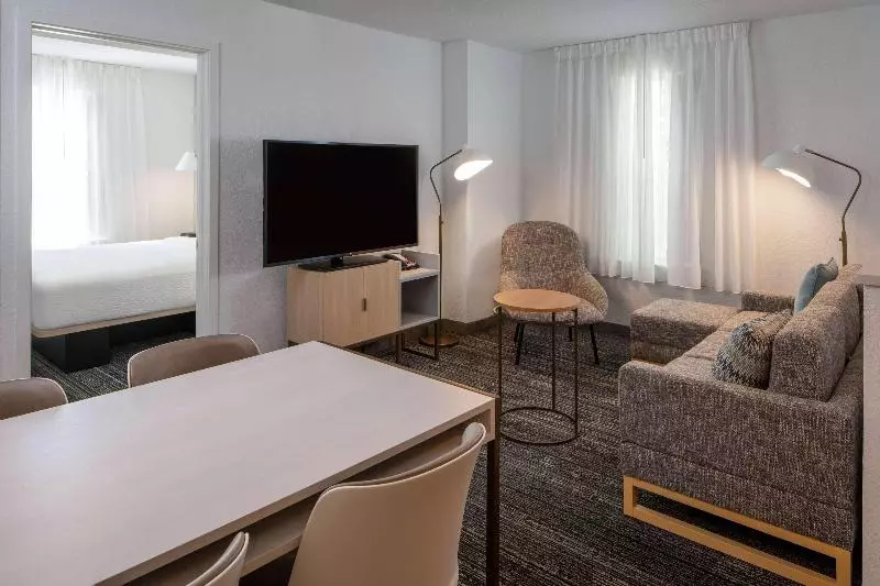 スイート, Sonesta Simply Suites Falls Church