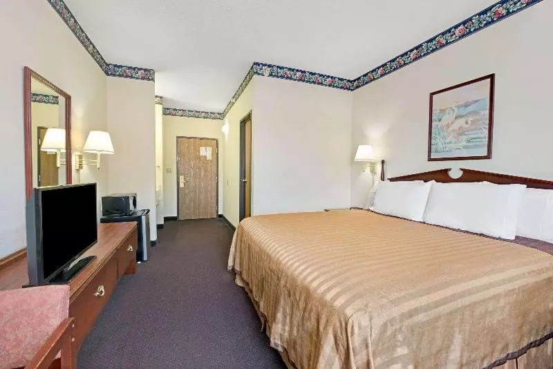 キングサイズベッドのスタンダードルーム, Travelodge By Wyndham St. Louis