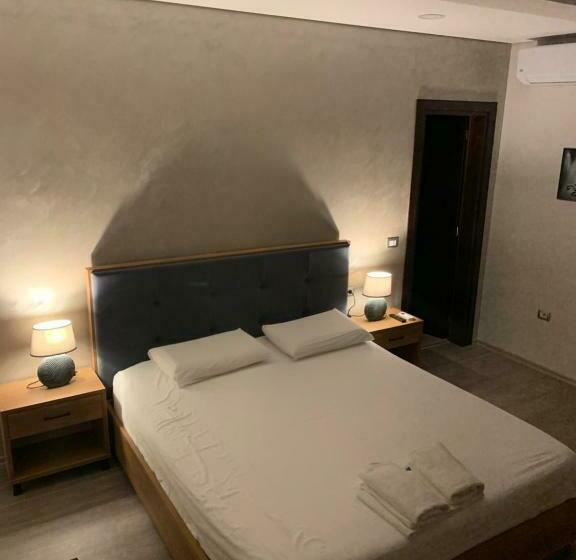 חדר קומפורט לשלושה, Salvadore