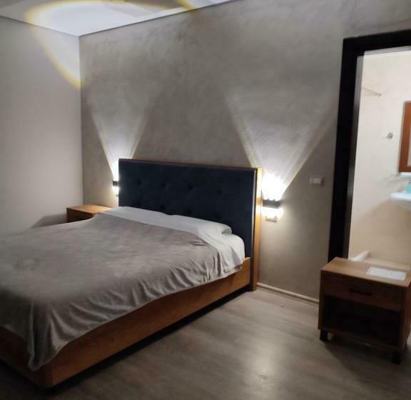 חדר קומפורט לשלושה, Salvadore