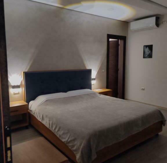 חדר קומפורט לשלושה, Salvadore