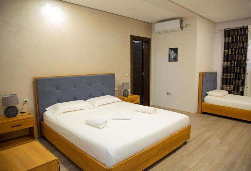 חדר קומפורט לשלושה, Salvadore