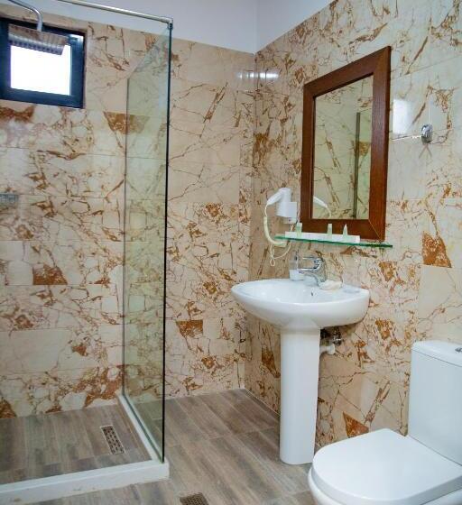 חדר קומפורט לשלושה, Salvadore