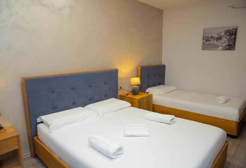 חדר קומפורט לשלושה, Salvadore