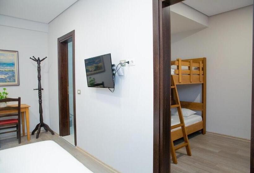 חדר משפחתי, Salvadore