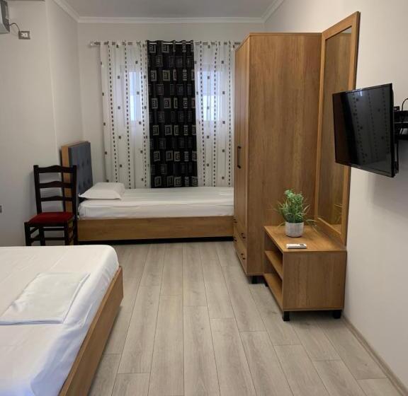 חדר קומפורט לשלושה, Salvadore