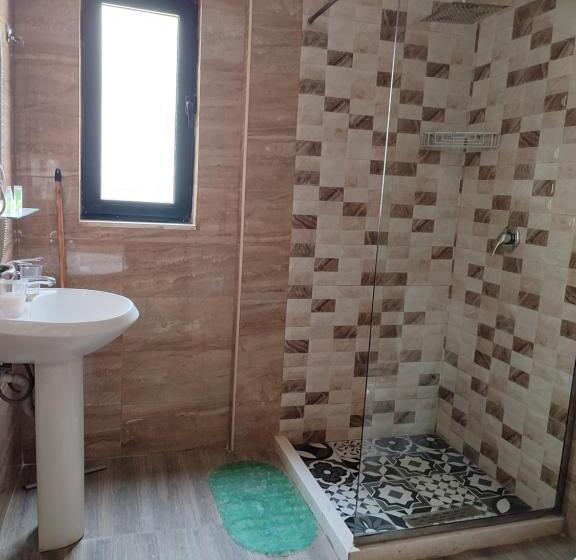 חדר קומפורט לשלושה, Salvadore