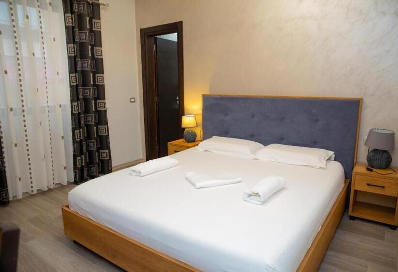 חדר קומפורט לשלושה, Salvadore