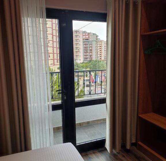 חדר סטנדרט לשלושה עם מרפסת, Salvadore