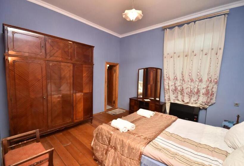 اتاق استاندارد, Shorena's House