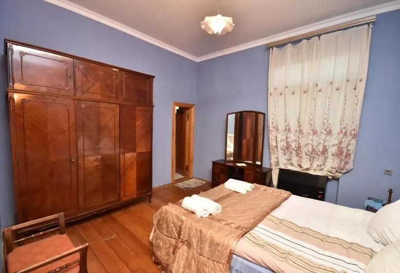 اتاق استاندارد, Shorena's House