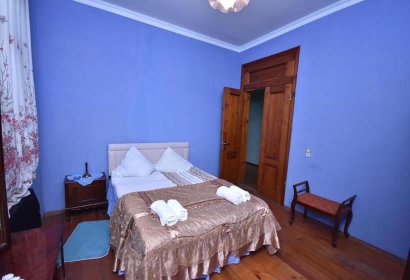 اتاق استاندارد, Shorena's House